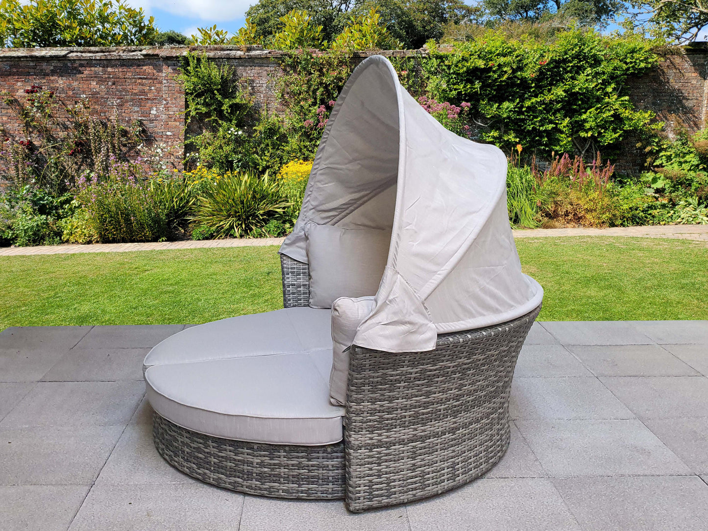 Signature Weave - LILY Daybed - Beyond outdoor living